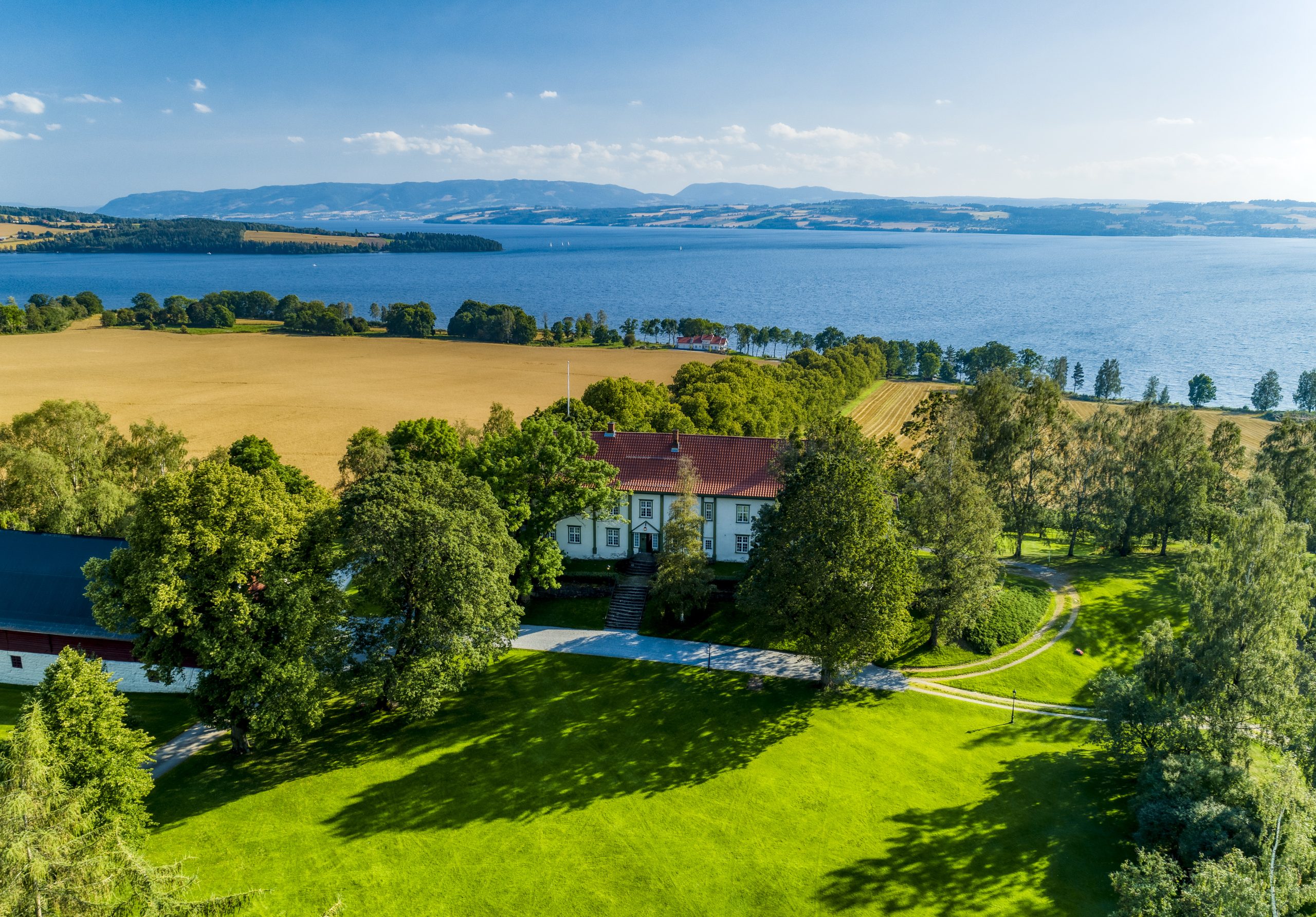 Hoel Gård_drone_hovedhus_mjøsa_2019_Foto_Ian_Brodie (7)